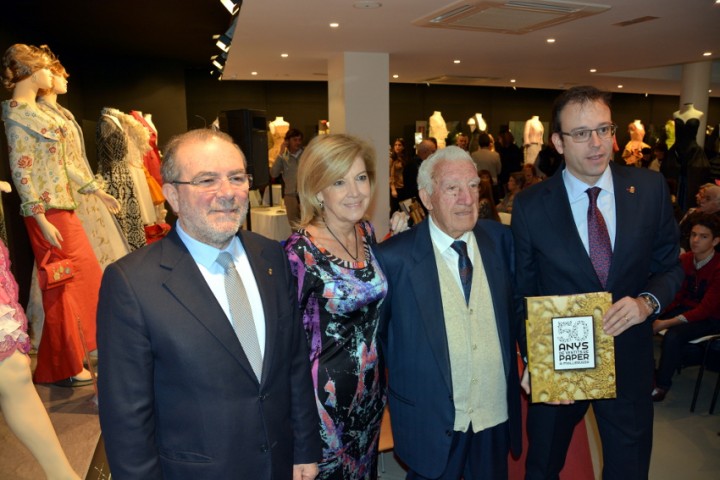 Presentación del libre sobre els 50 anos del Concurs de Vestiste de Paper de Mollerussa